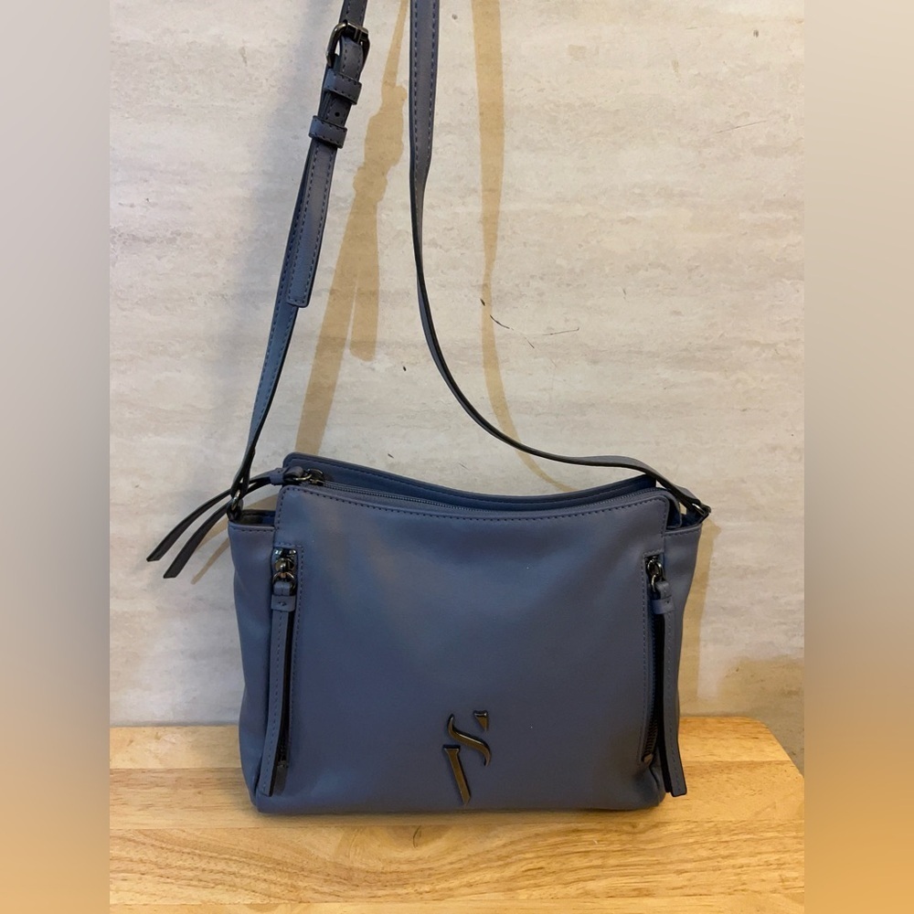 Simply Vera Vera Wang Cara logo crossbody bag in a slate gray color
